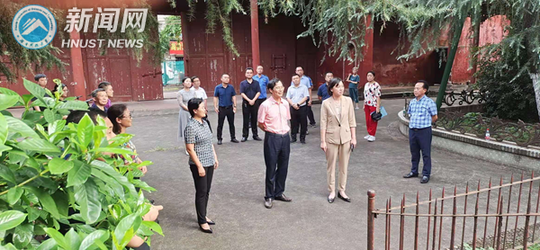 雨湖区区委书记周艳希一行在雨湖校区进行现场办公