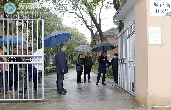 校领导除夕看望慰问一线在岗职工