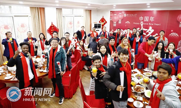 校领导与留校中外学子欢度中国年