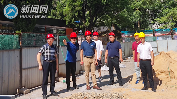 副校长赵前程检查学校食堂改造施工现场