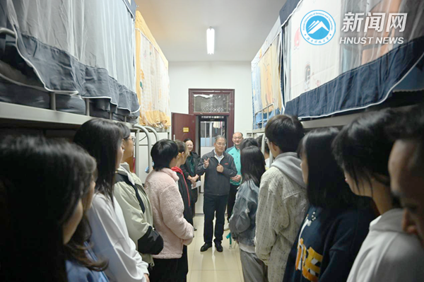 做智慧的体育人！这个特殊的新生班主任来到宿舍鼓励学生