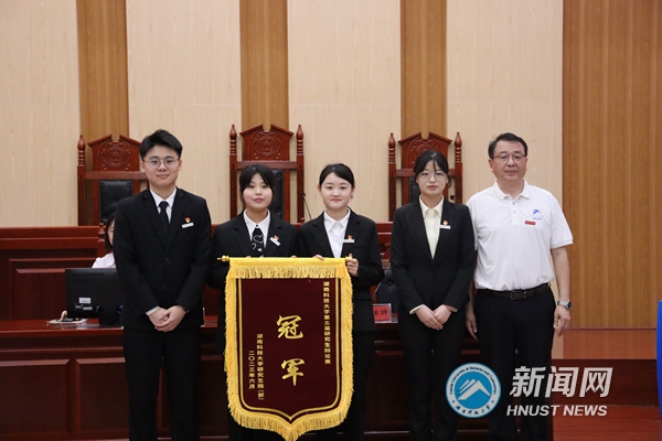 4图为冠军队伍颁奖合影_副本.jpg