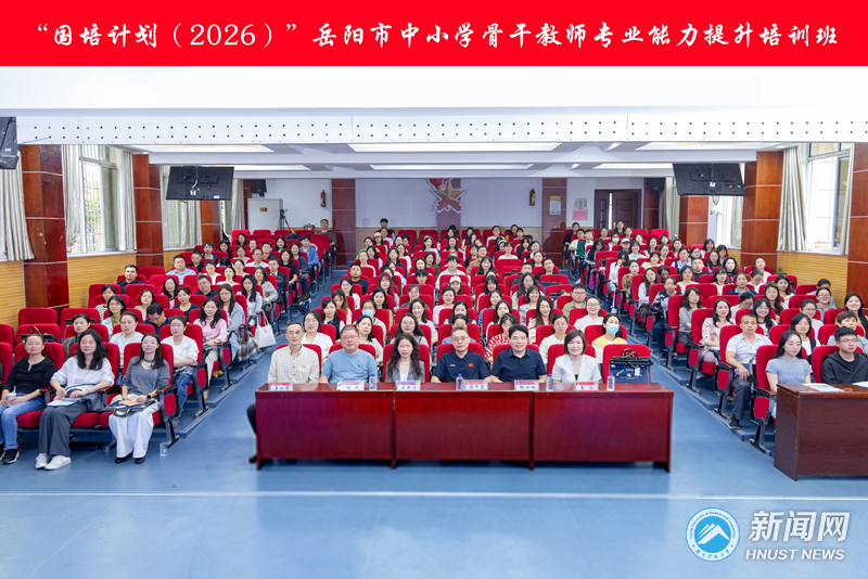 2a8f982ed5a94c87bb8440e5da536c68.jpg 合影_副本.jpg