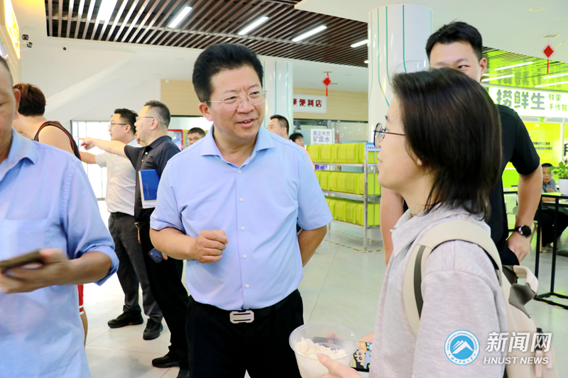 校长尹双凤带队检查迎新服务保障工作