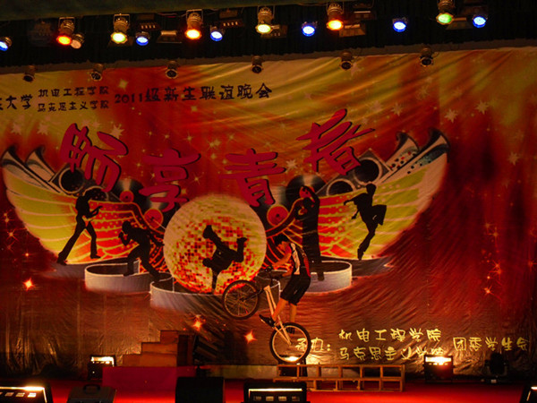 《攀爬自行车》挑战极限，学长太给力了！