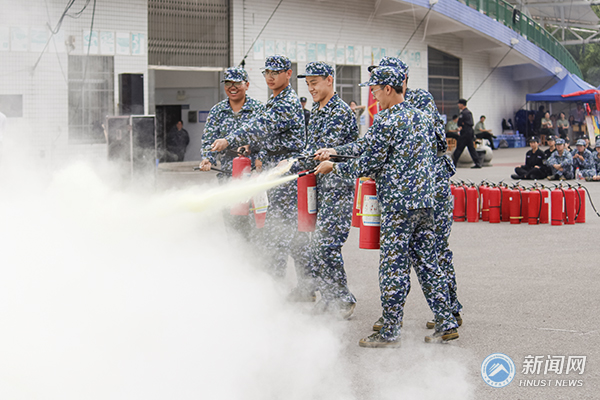 邱梦10(学生尝试使用消防器材).jpg