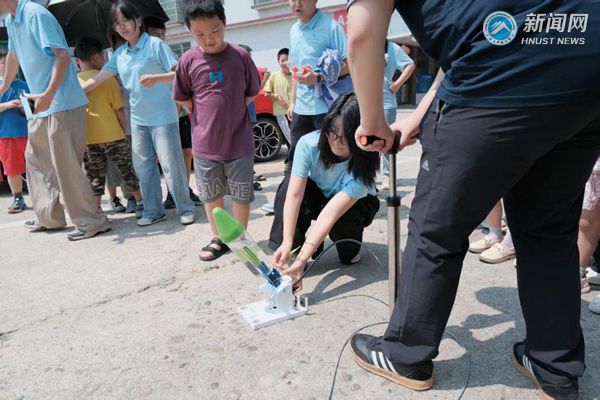 3b6b1dcbc18b4724837d01418648e93f.jpg 水火箭实验_proc.jpg